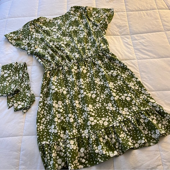 Like New LC Lauren Conrad Colie Wrap Short Sleeve Dress in Green Floral Print - Picture 3 of 9